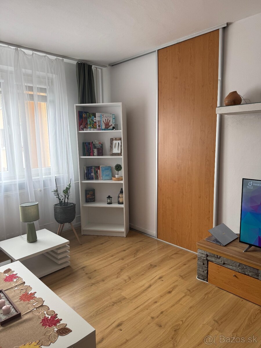 3-IZBOVÝ BYT S LOGGIOU S VÝHĽADOM NA MARTNSKÉ HOLE - 5