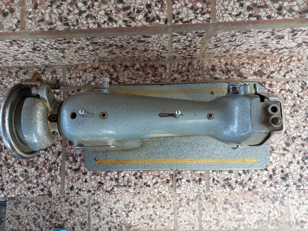 Predám starší šijací stroj LADA - 5