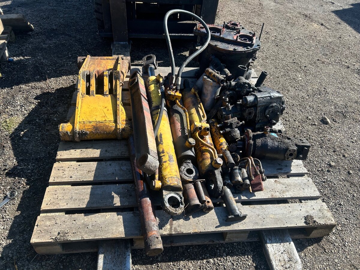 Predám diely na nakladač hon un 053 - 5