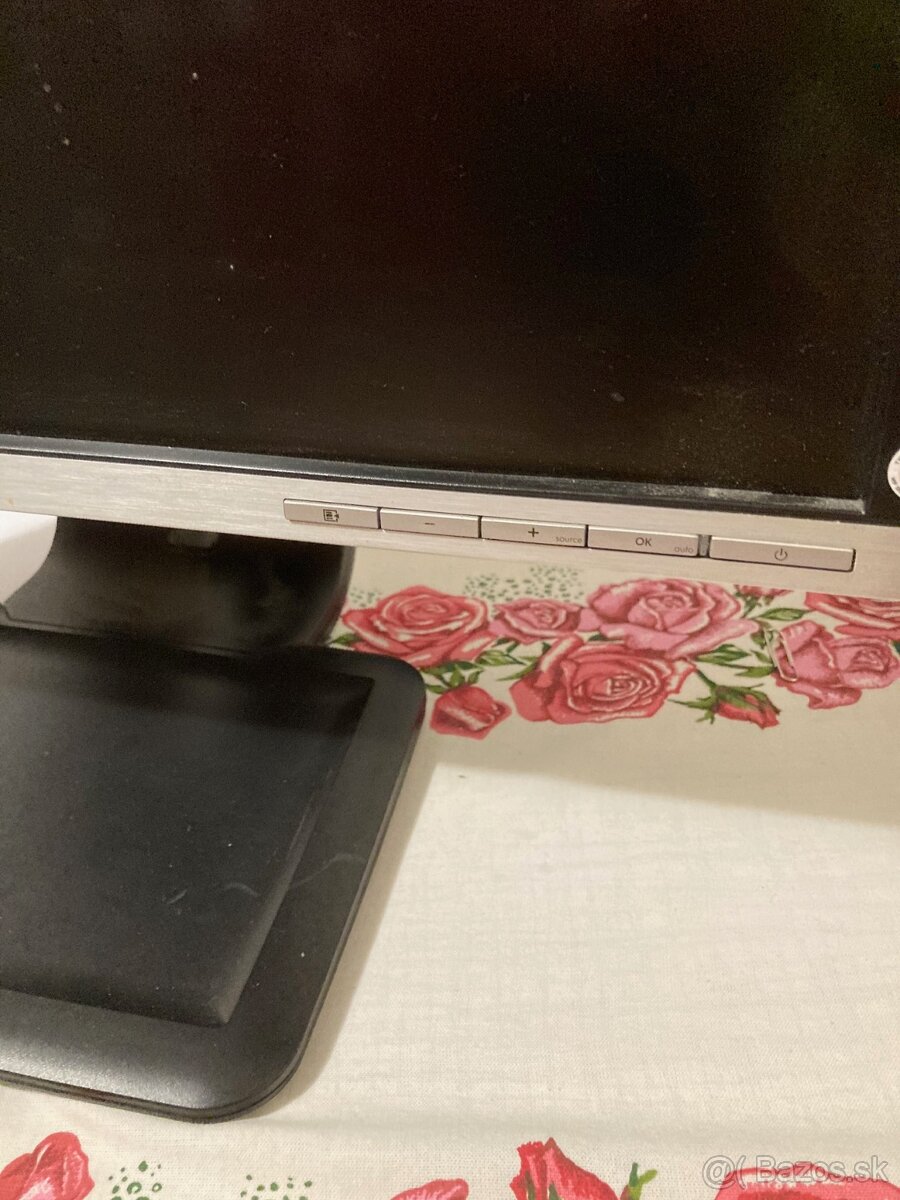 22" a 19" LCD Monitory - 5
