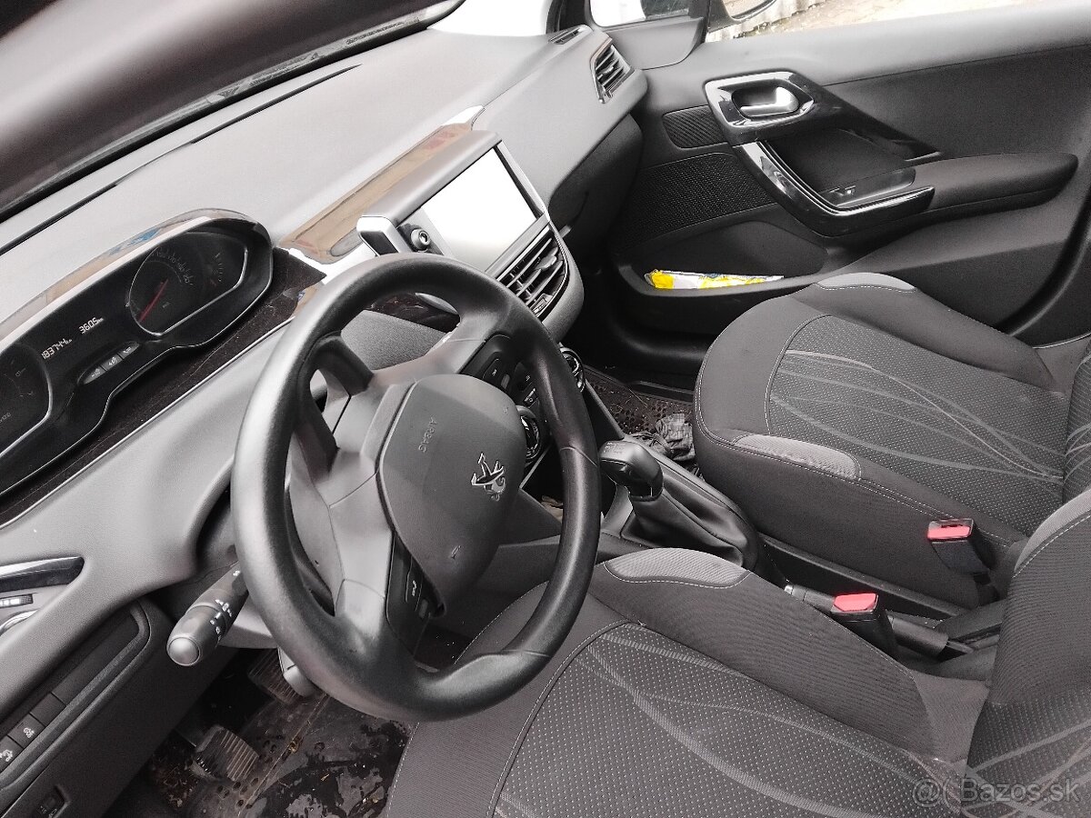 Peugeot 208 - 5