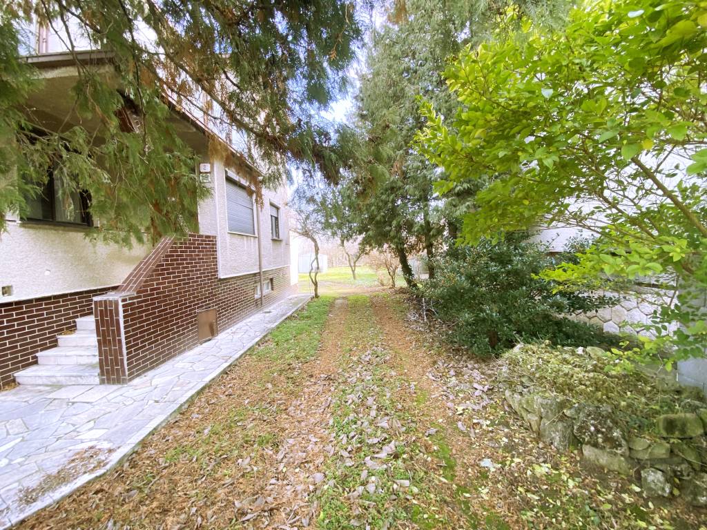 4 izbový poschodový rodinný dom s pozemkom 859 m2 v obci Lok - 5