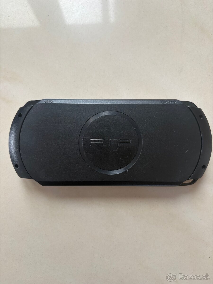 Playstation Portable (PSP) 1004-E Street + God Of War - 5