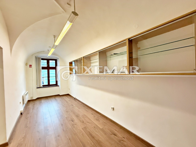 Na prenájom LUKRATÍVNE kancelárske priestory BB - Námestie - 5