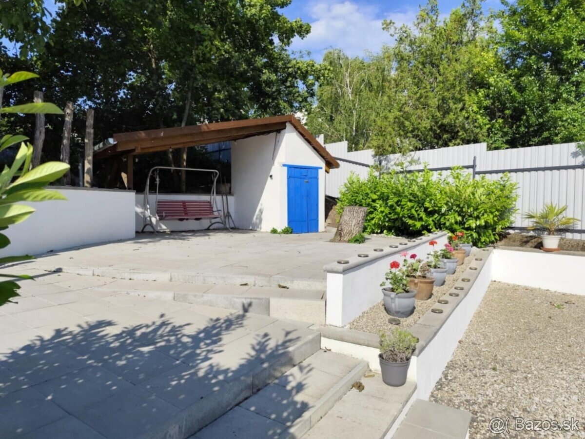 Zrekonštruovaný, zariadený rodinný dom s garážami vo Svodine - 5