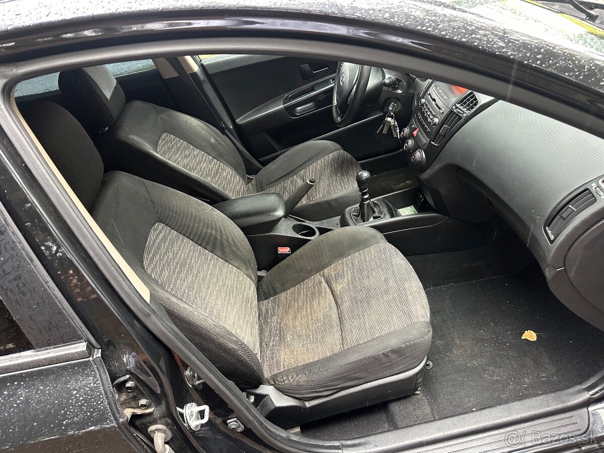 Predám kia Ceed 2009 1.6 92kw benzín - 5