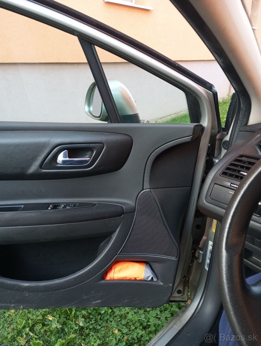 Rozpredám Citroën C4 1.4k KFU coupé - 5