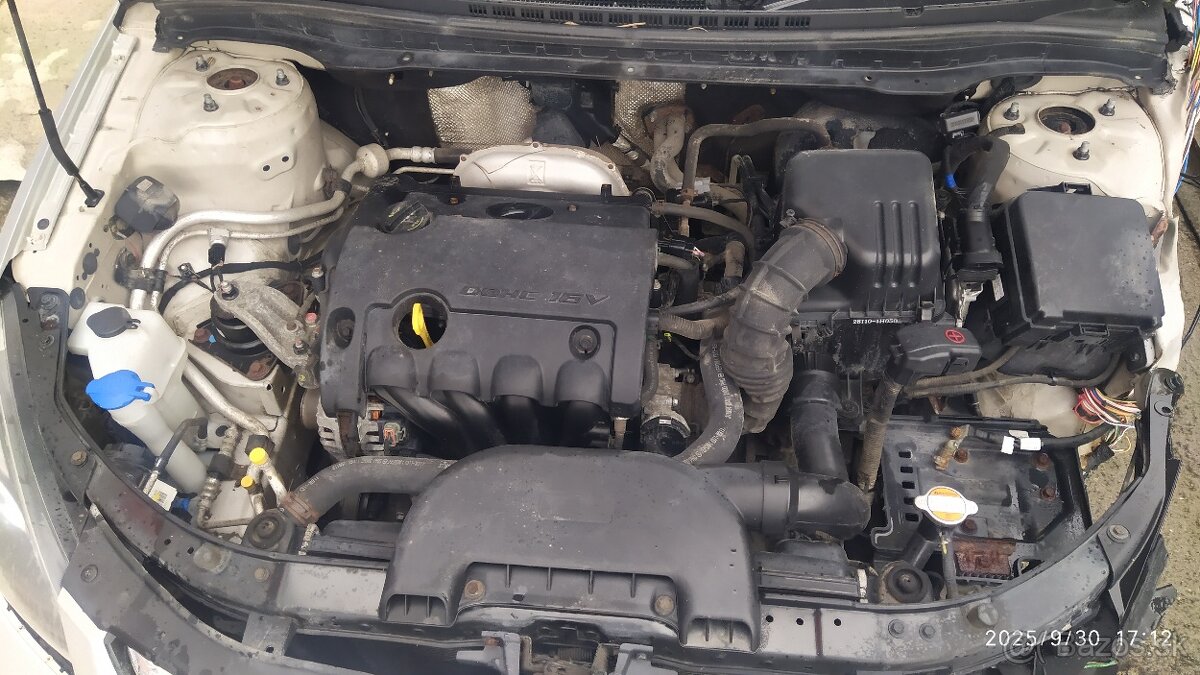 HYUNDAI I 30 1,4 benzín 2012 - 5