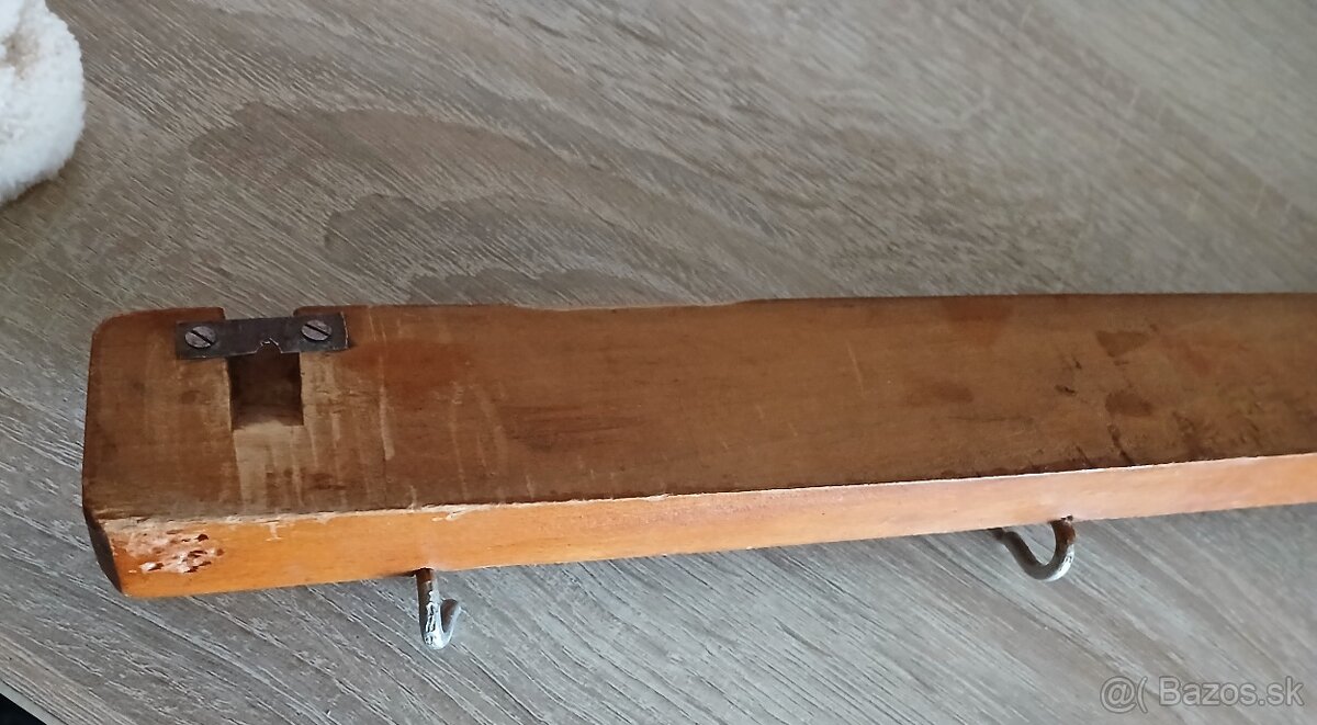 Drevený vyrezávaný vešiak - 5