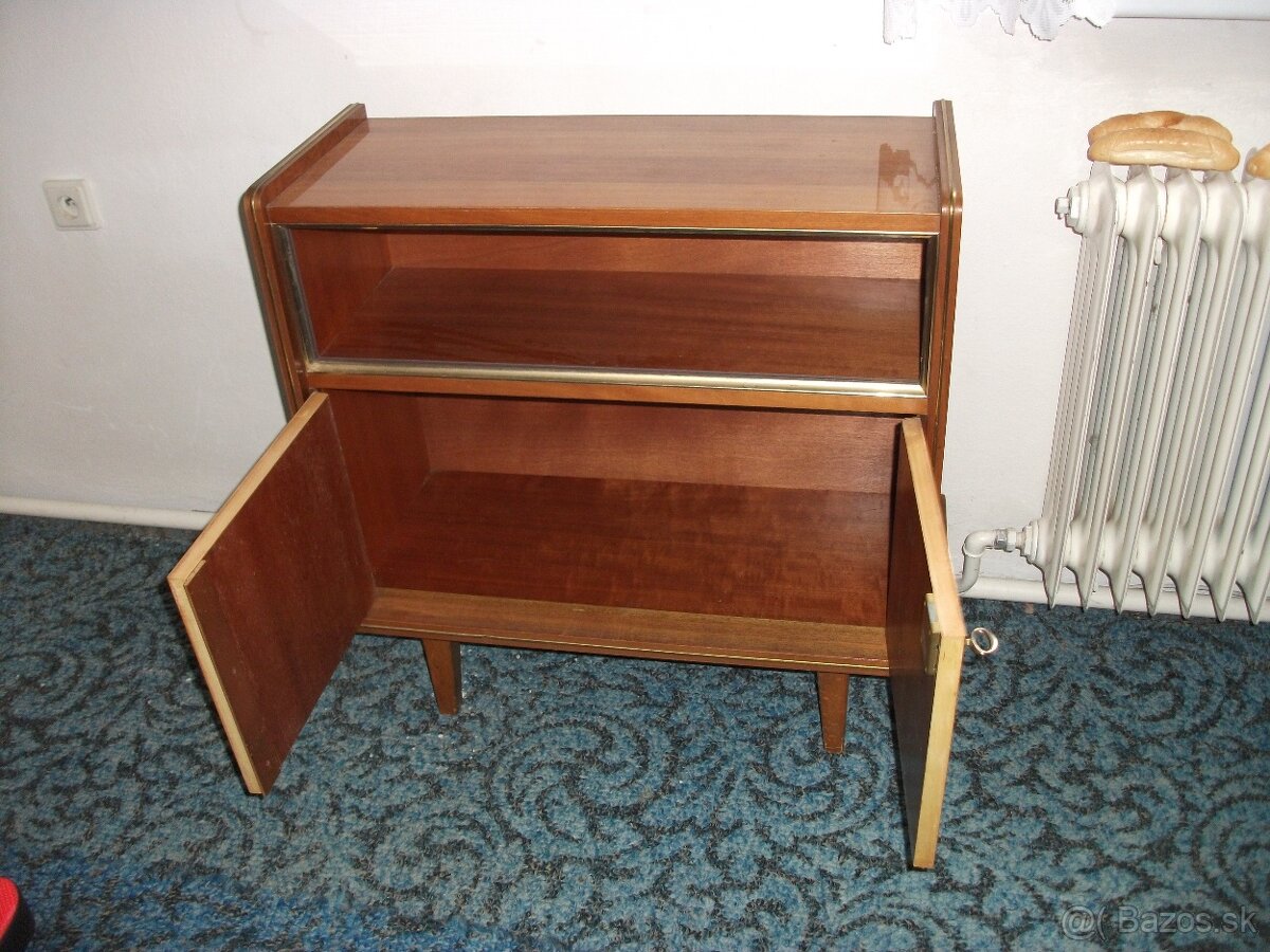 Predám krásnu retro skrinku(komodu). - 5