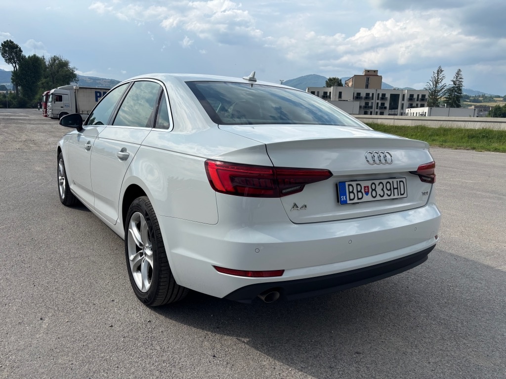 Audi A4 sedan 2.0 - 5