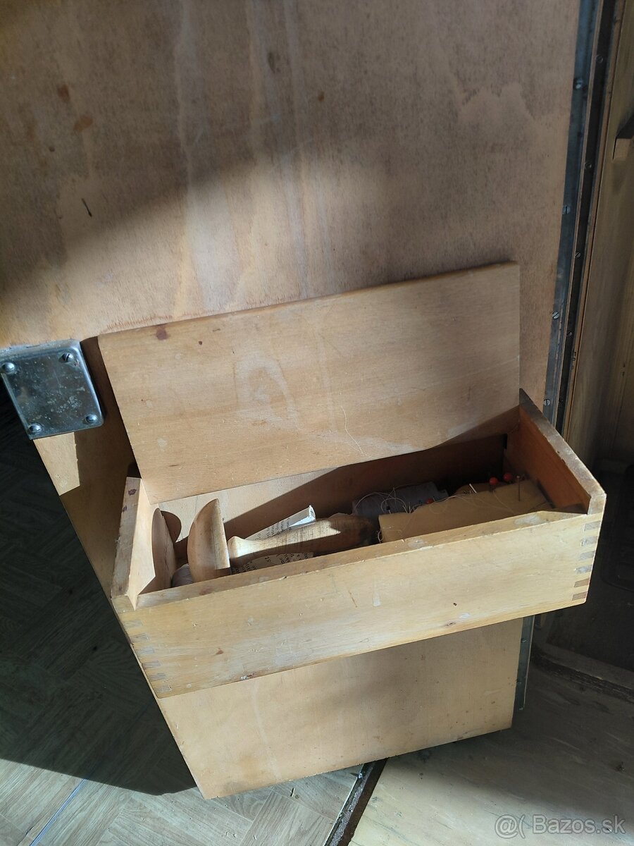 Starší šijací stroj ZETINA - 5