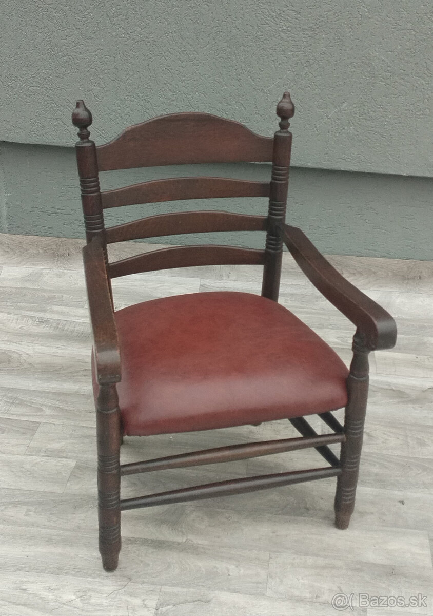 Set nízkych stoličiek s rebríkovým operadlom. - 5