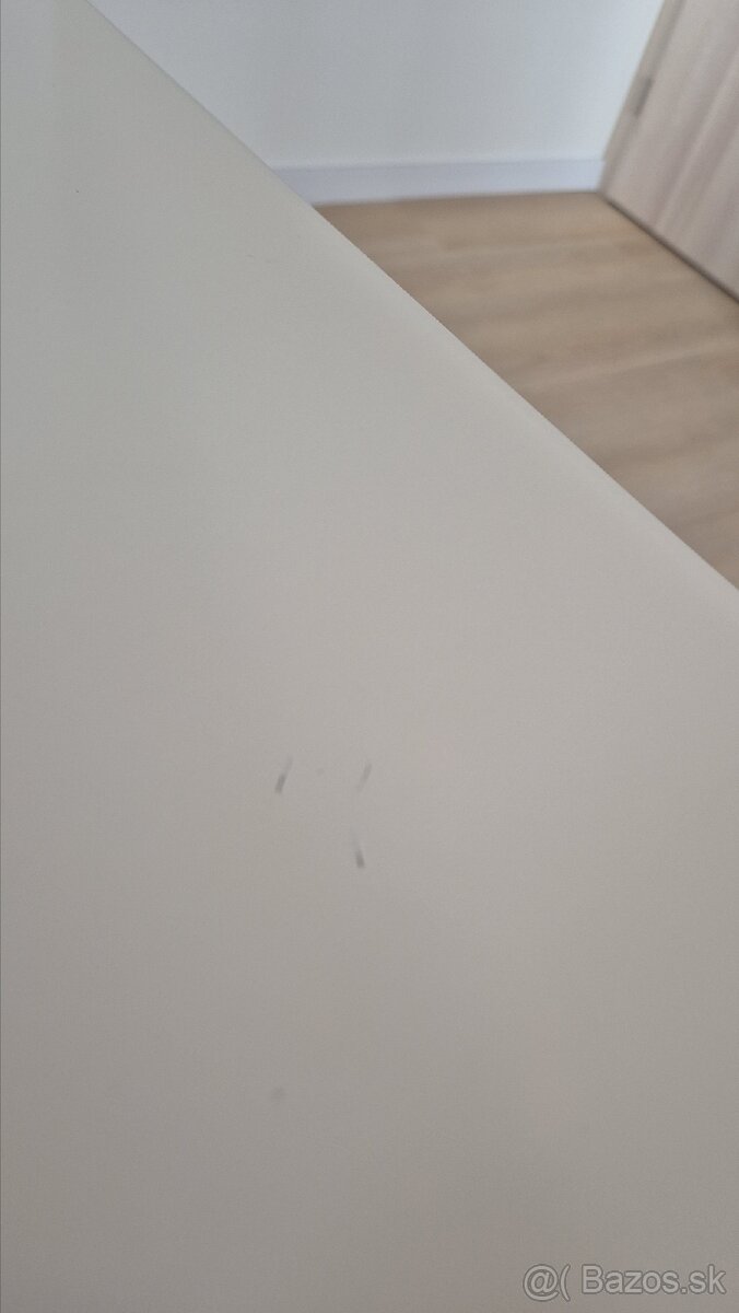 Biely kuchynský stôl – pekný stav (1 drobný škrabanec) - 5