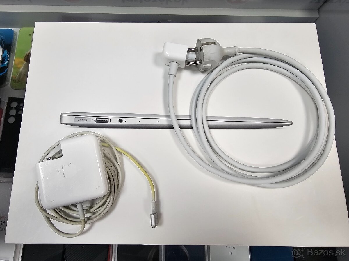 MacBook Air 2017 + Magic Mouse + AirPods 2 - 5