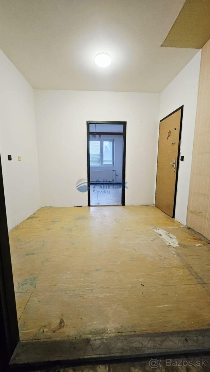 NA PREDAJ 3 IZBOVÝ BYT S LOGGIOU NA ĽUBOVNIANSKEJ ULICI, PET - 5