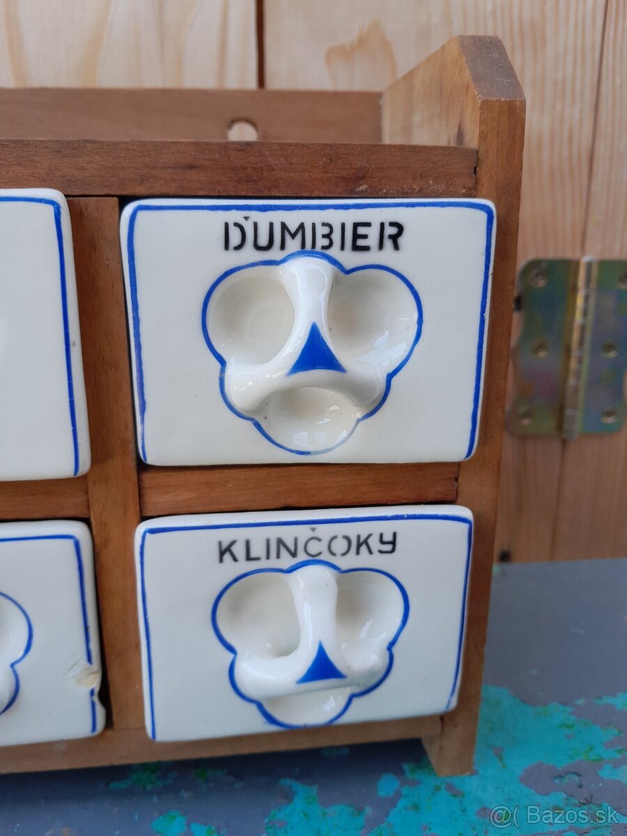 Predám keramické koreničky v drevenej poličke - 5