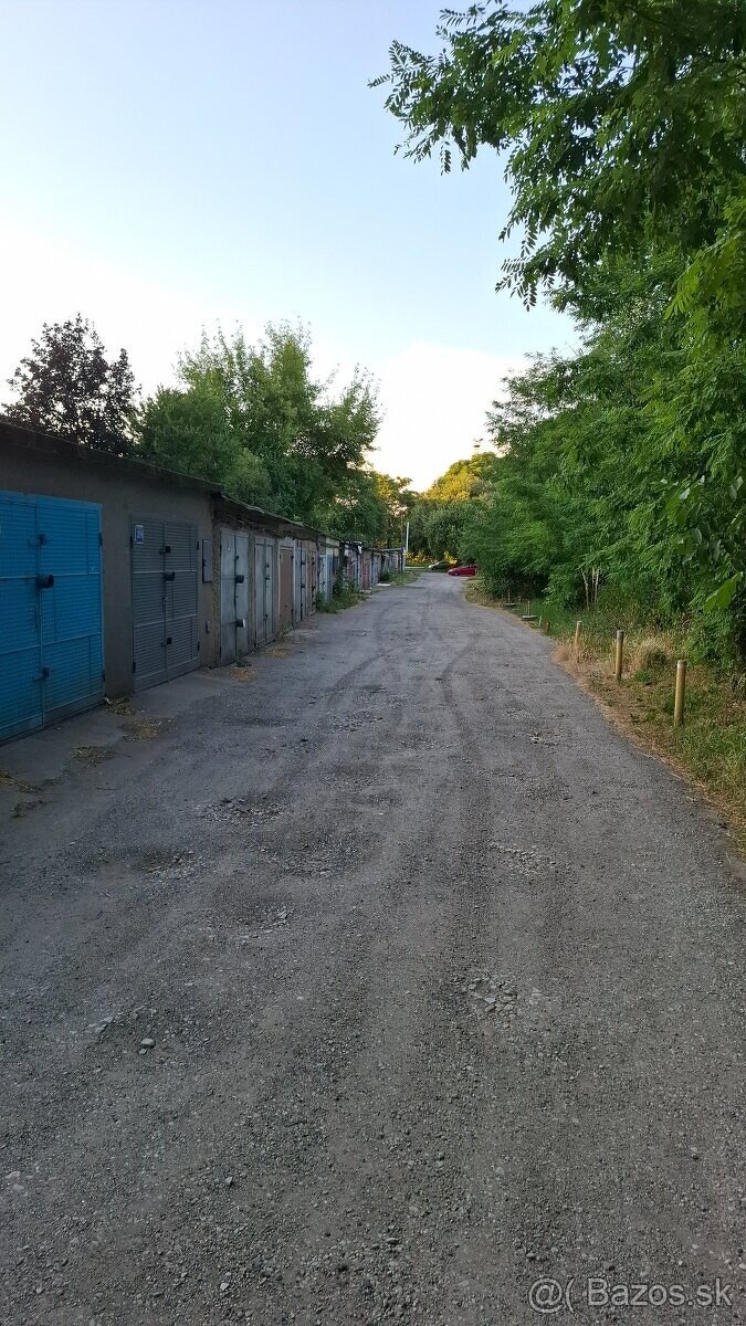 Prenajmem suchú peknú veľkú garáž KE Juh Krivá ul. po rekonš - 5