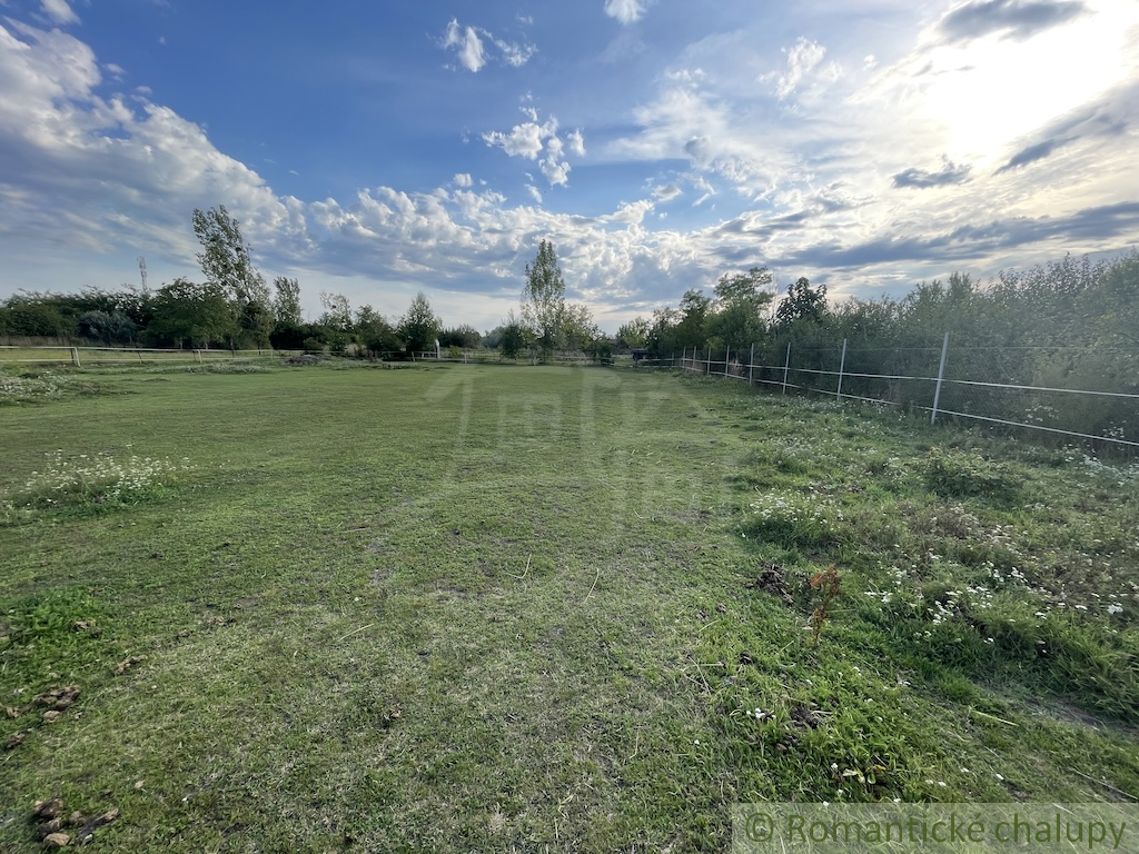 Priestranný stavebný pozemok s malým domčekom v kľudnej ča - 5