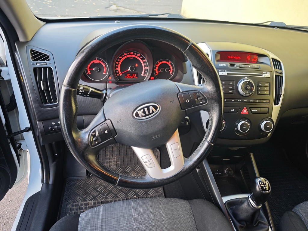 Kia Ceed 2010 1.4 benzín 66kW 3 dverová - 5