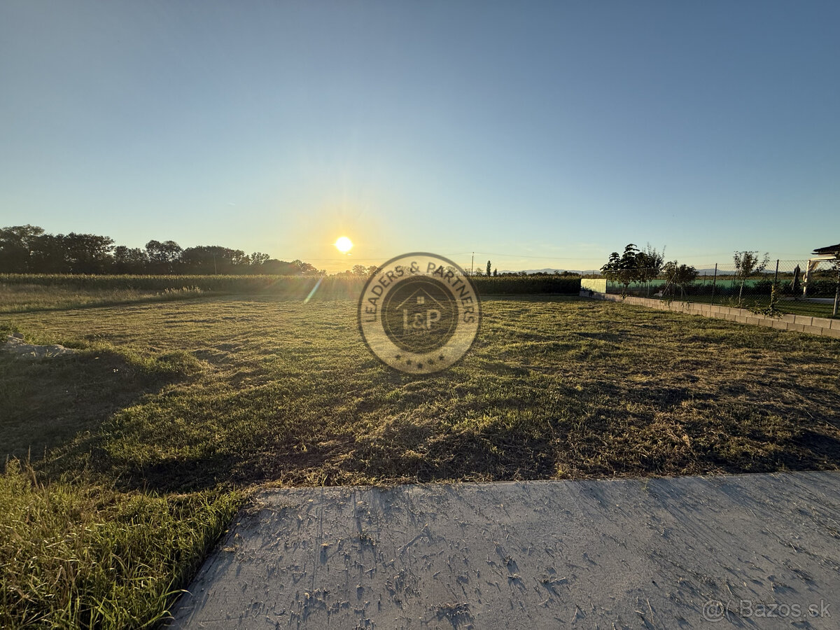 REZERVOVANÉ-Na predaj stavebný pozemok v obci Veľký Grob - 5