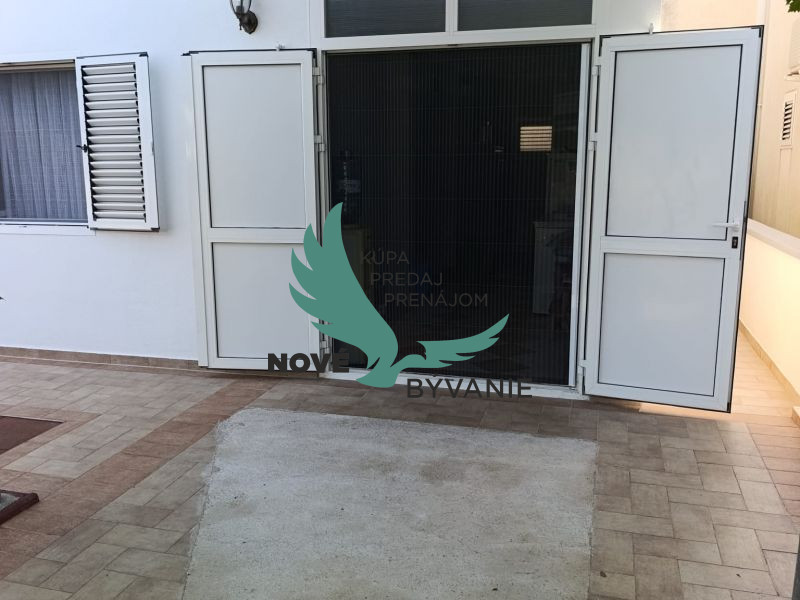 Chorvátsko - Na predaj dom s dvoma apartmánmi len 90 m od mo - 5