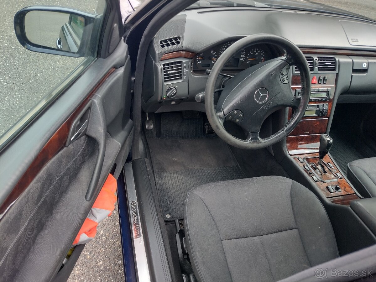 Predám Mercedes Benz E320i 4-Matic automat - 5