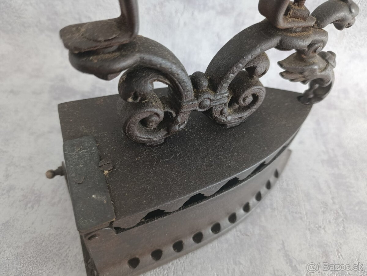 Velká stará atypická a málo běžná žehlička DRAK - 5