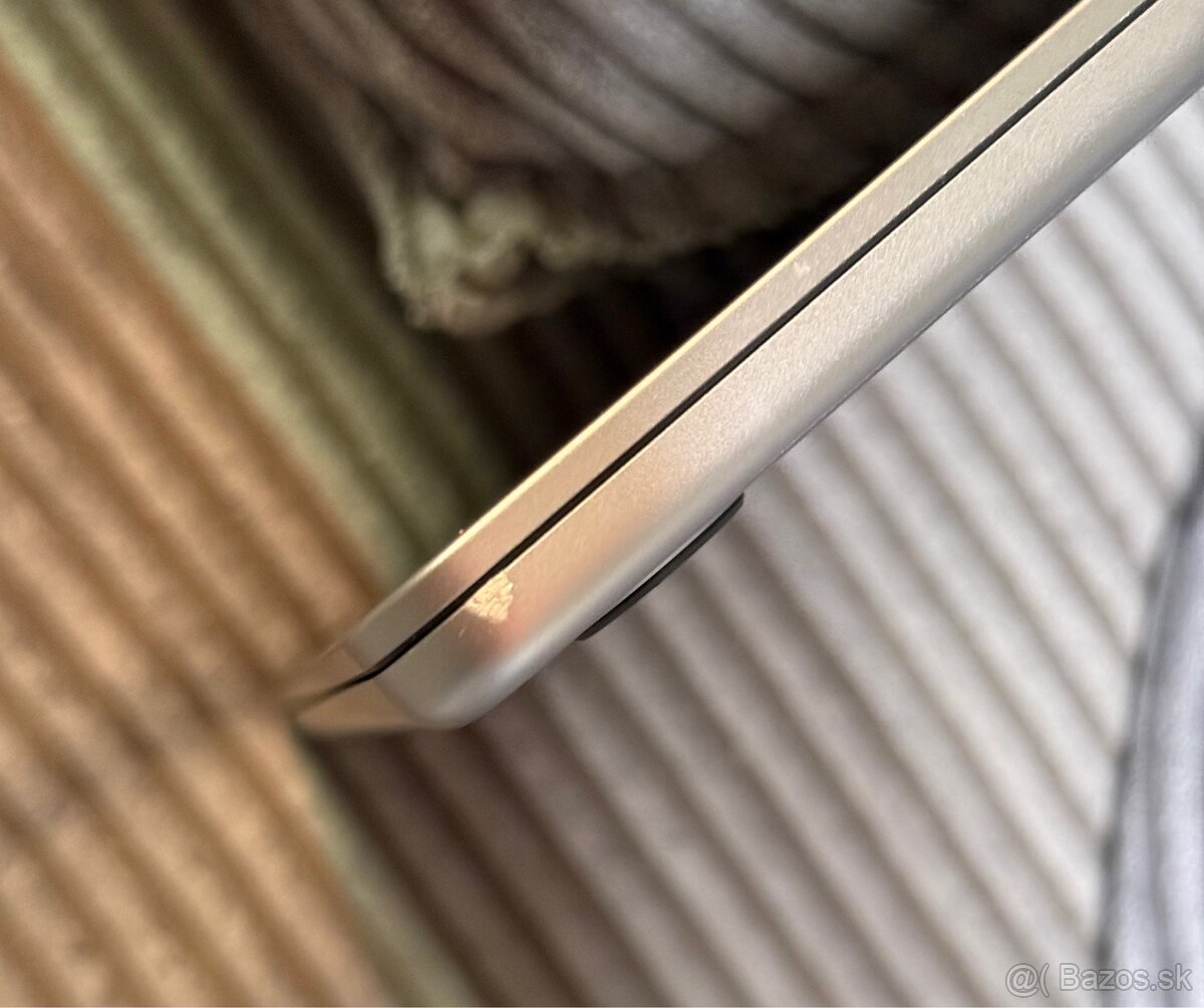 MacBook Air M2 (2022) - 16GB RAM | 256 GB SSD - 5