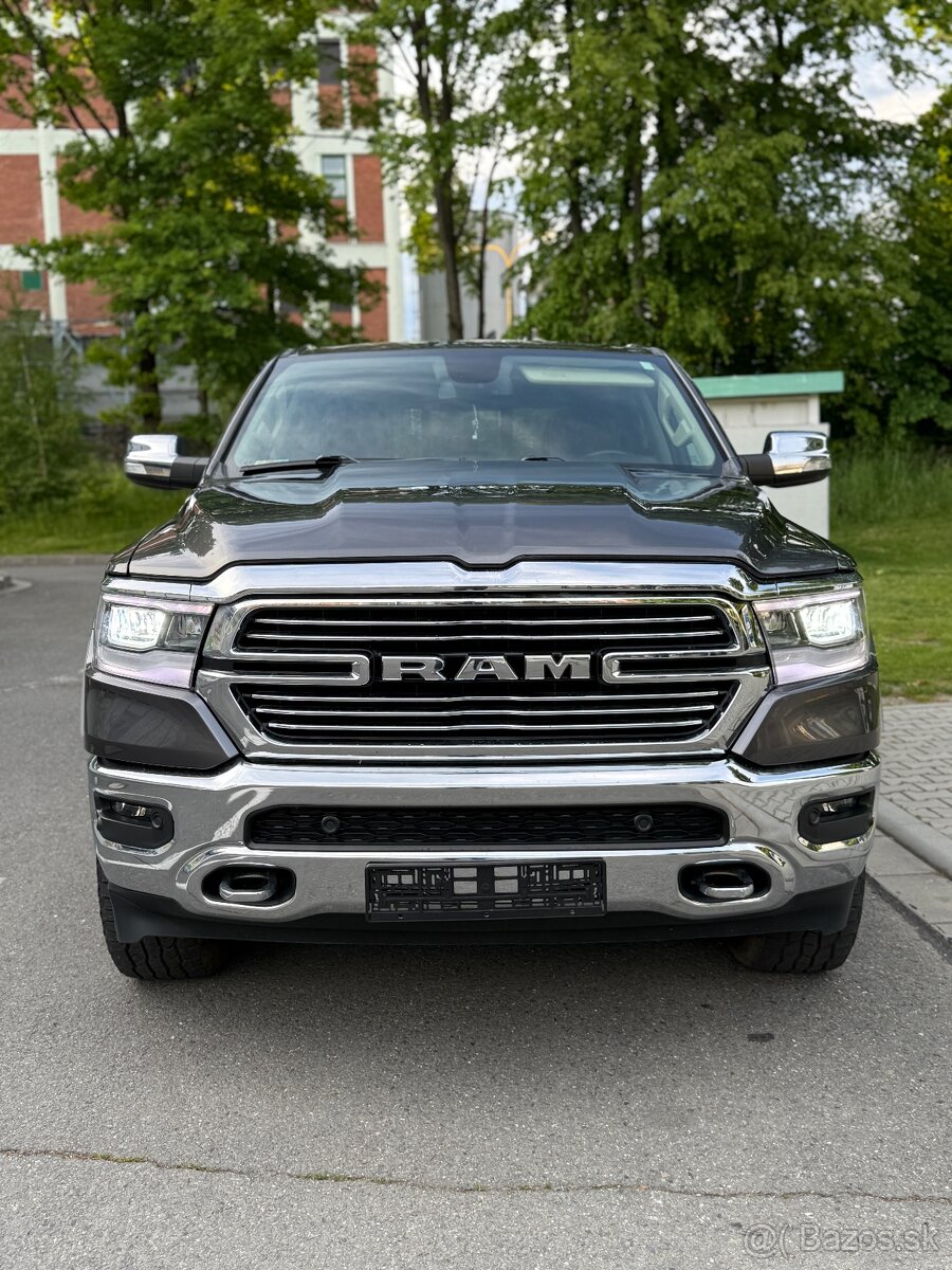 Dodge RAM 1500 Laramie—5.7 V8 HEMI—2020–KŮŽE—95.000km