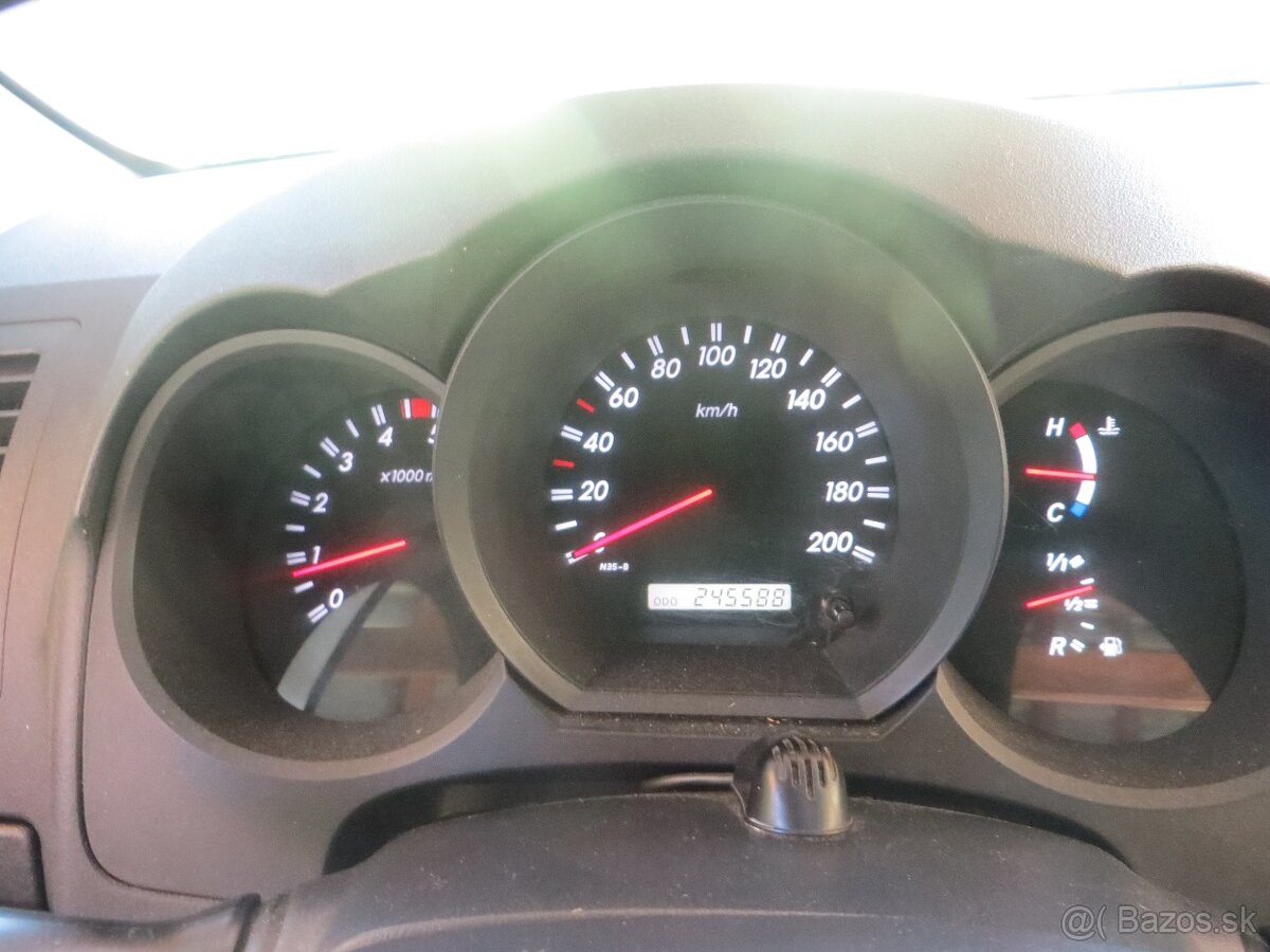 Toyota Hilux 2,5 106kw - 5