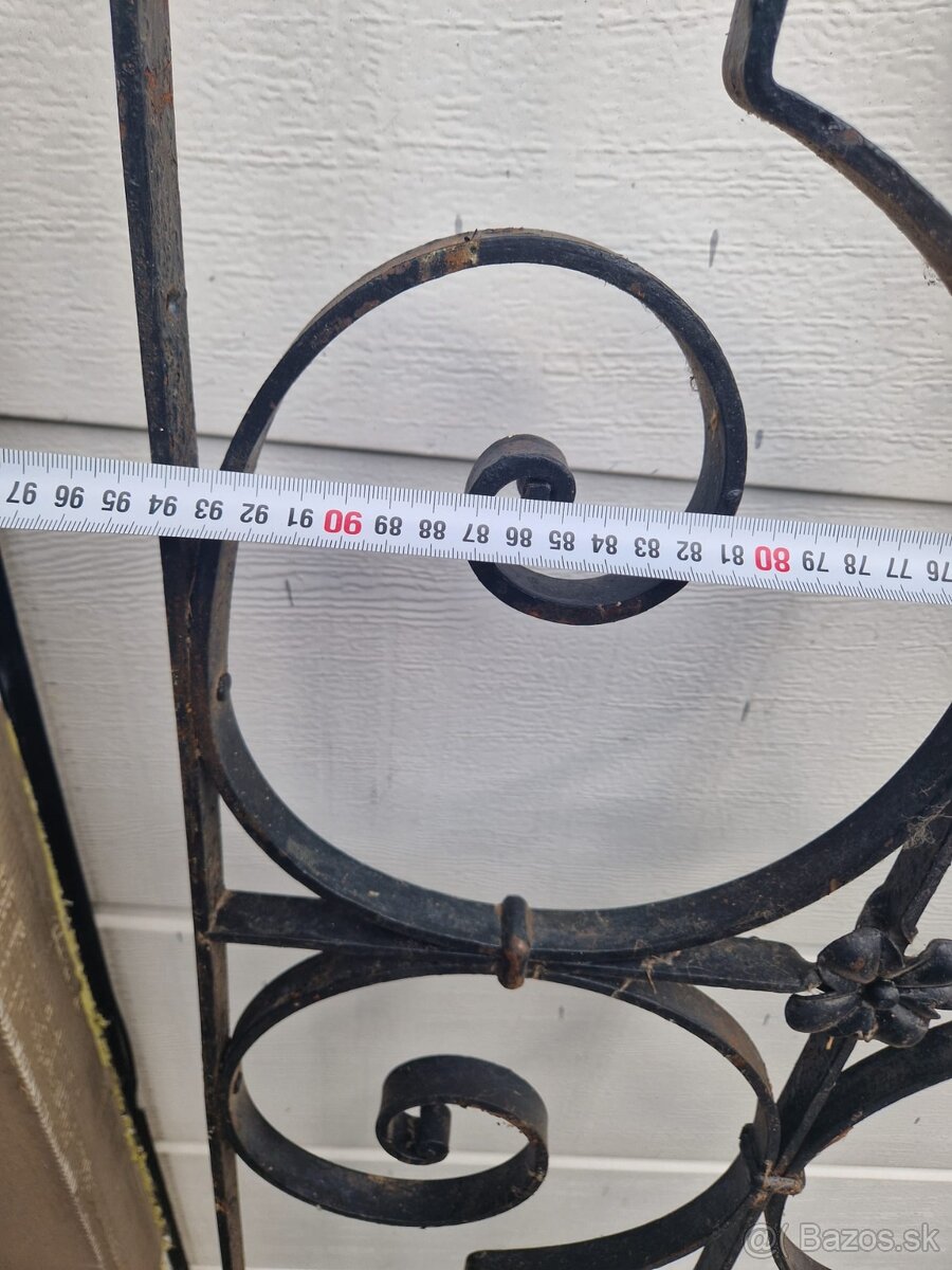 Starožitná kovaná okenná mreža 4 - 5