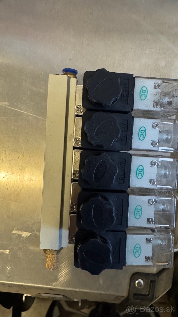 pneumatický ventilový blok s 5 elektro ventilmi - 5