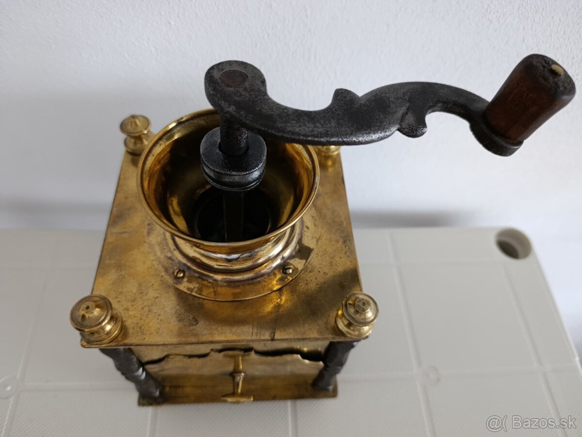 Krásný starožitný mlyncek na kavu, ručně kované sloupky. - 5