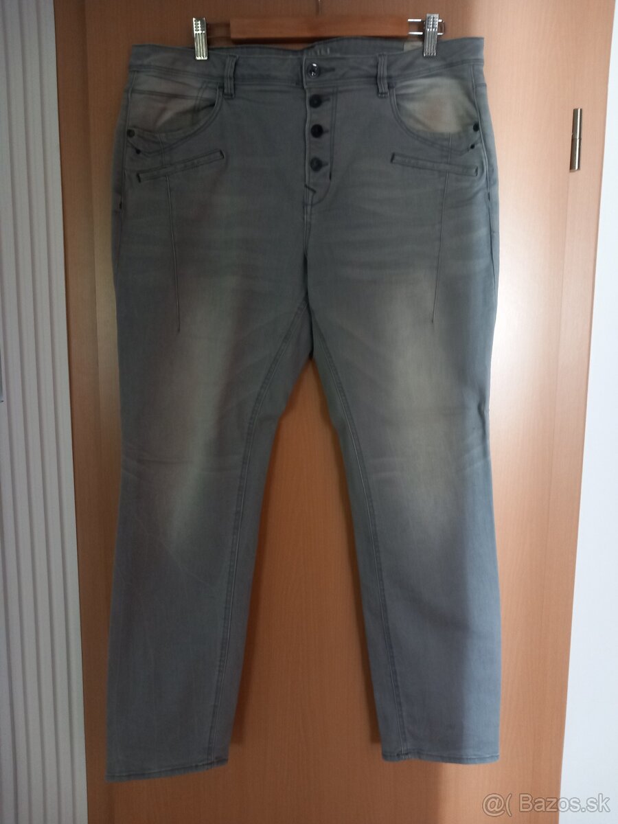 Predam 4ks nohavice,vel.44 - 5