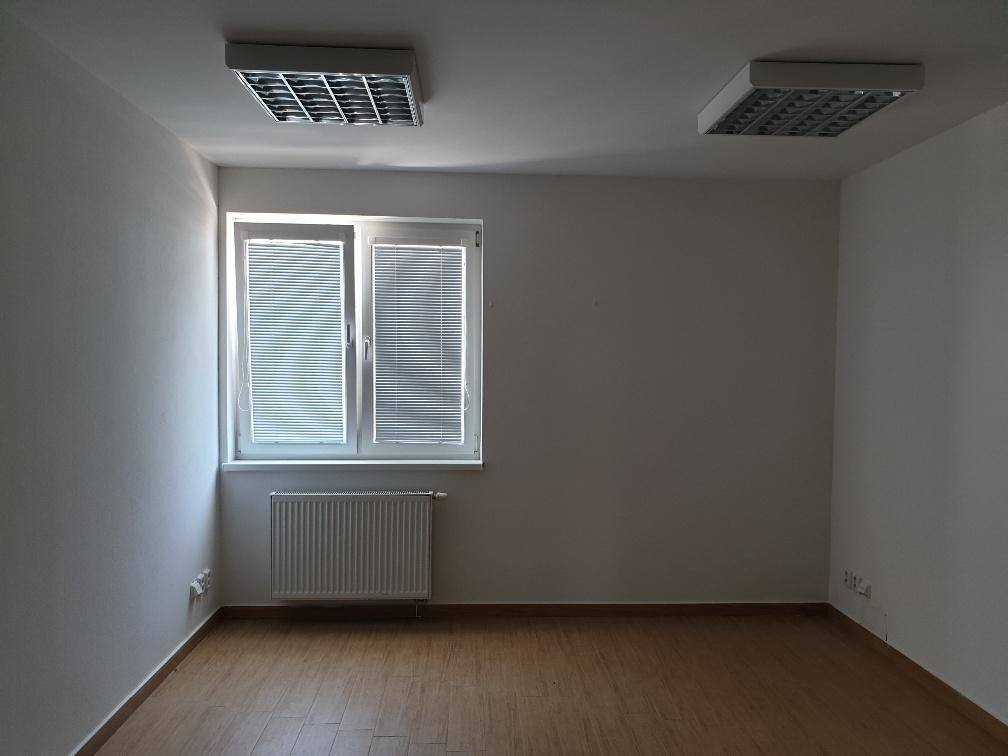 Sklad 33m2, 67m2, 108m2, kancelárie 19m2, 32m2 v areáli. Šen - 5