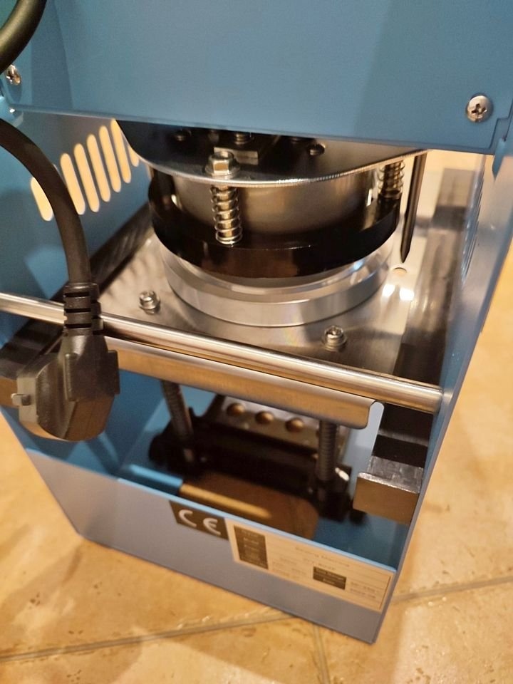 Zatavovací stroj na uzavírání kelímků do gastro provozu - 5