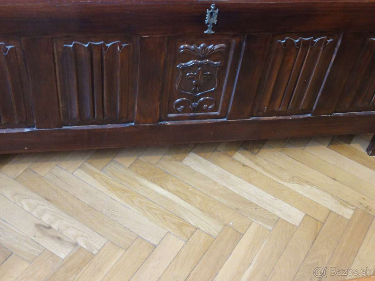 vyrezávaná komoda - truhlica - 5