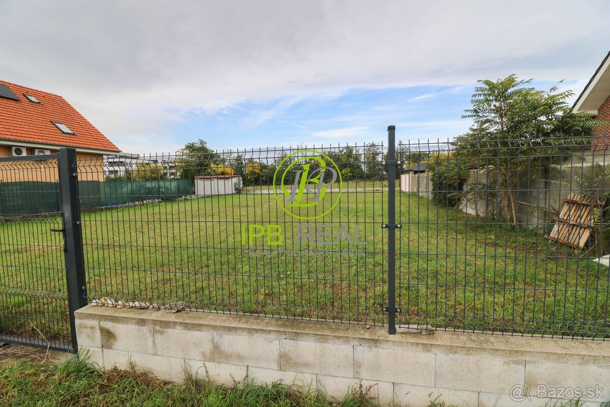 Stavebný pozemok pri jazere so súkromným prístupom k vode v - 5