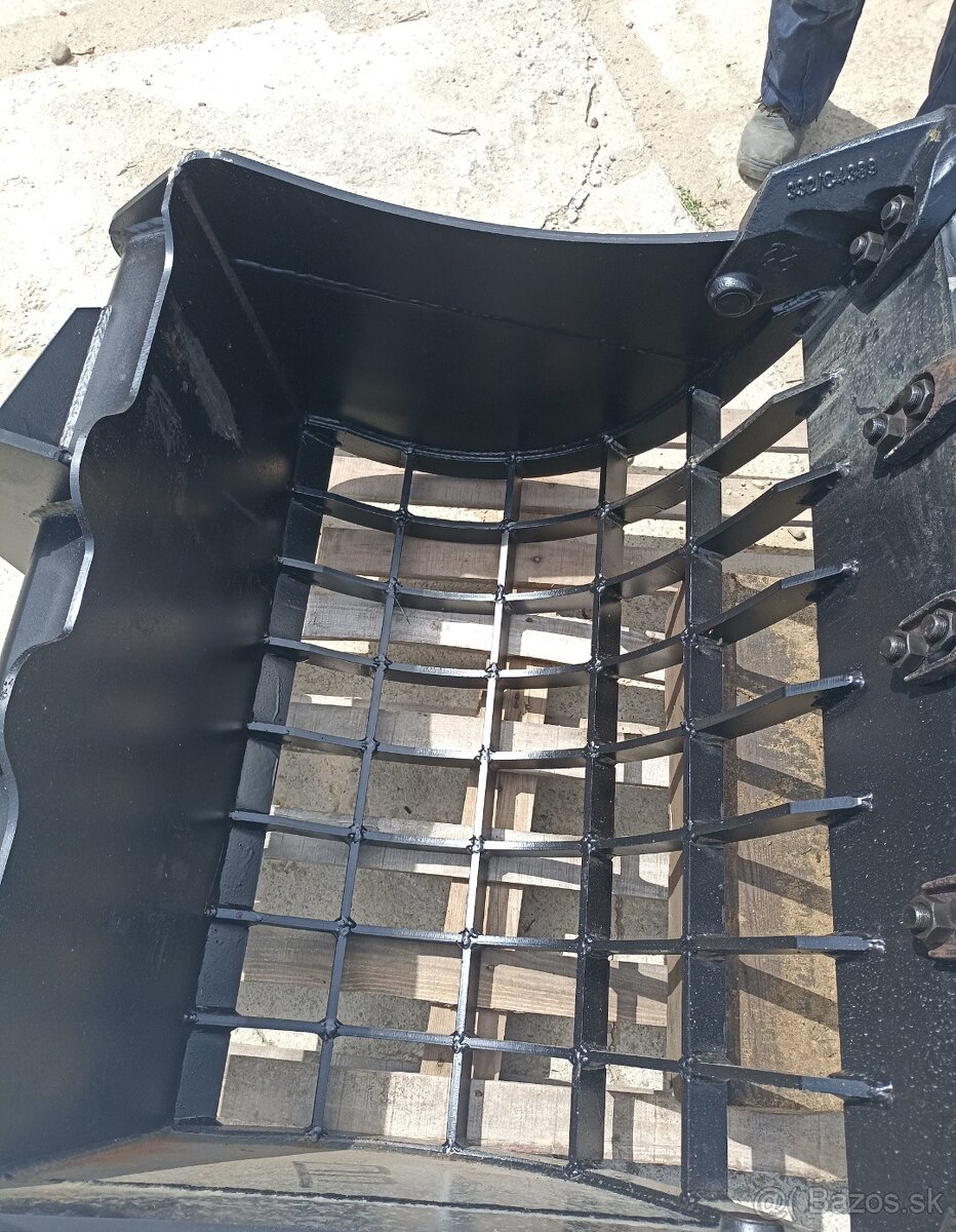 Predám preosievaciu lyzicu CAT JCB KOMATSU - 5
