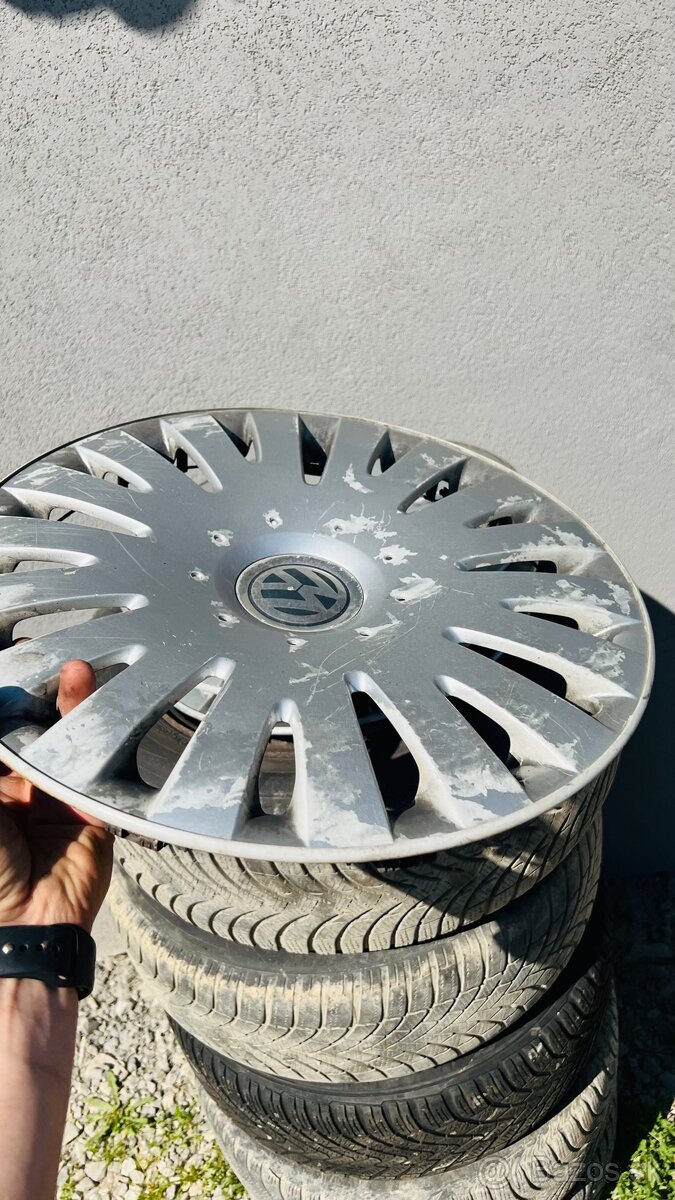 Predám 5 ks plechových diskov + VW 4x puklice - 5