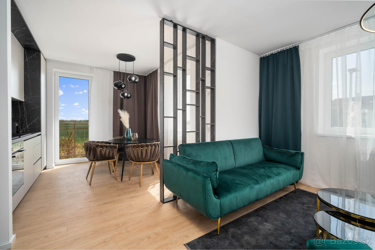 Štýlový 3-izbový byt so zariadením, loggiou a balkónom - 5