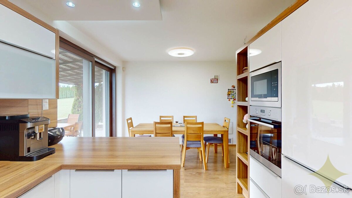 Priestranný dvojpodlažný 6-izbový rodinný dom v Malom Lapáši - 5