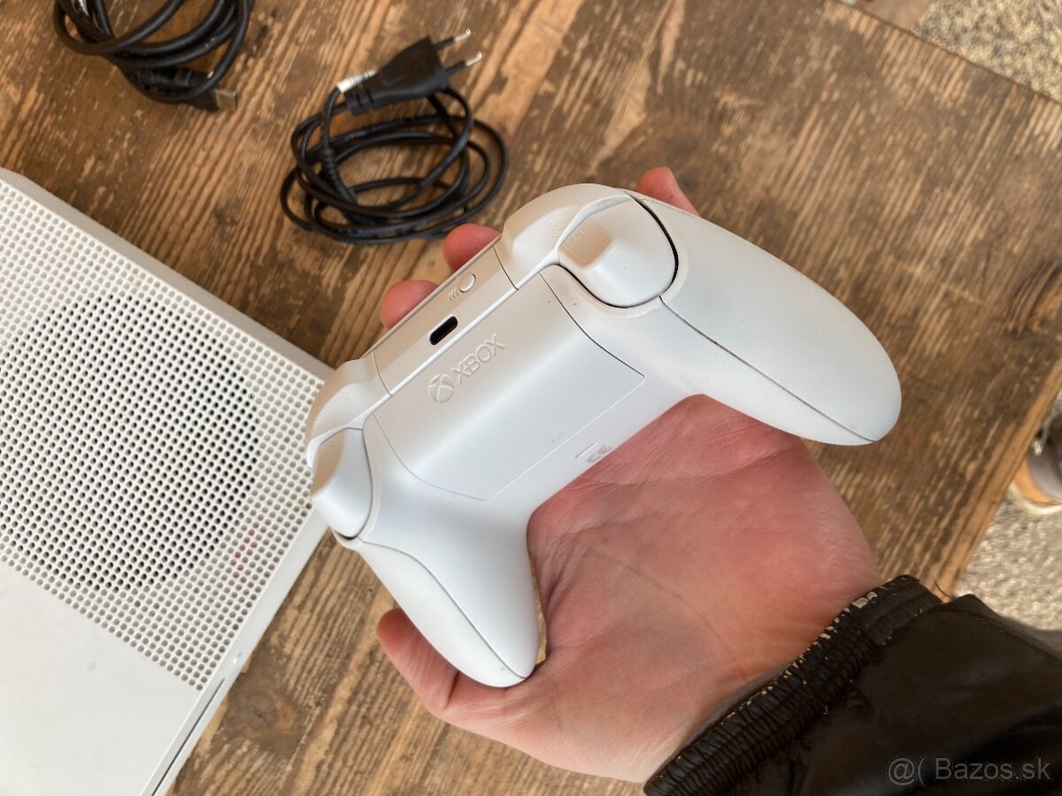 Xbox one S - 1000 GB + ovladač + příslušenství - 5