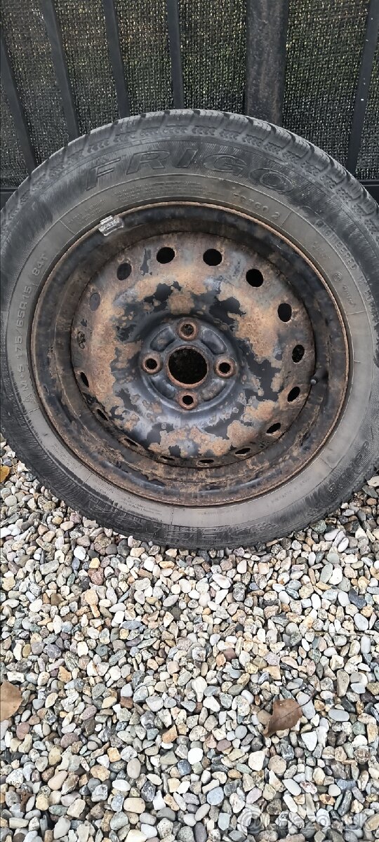 Predám 4 ks plechové disky 4x100 R15 - 5