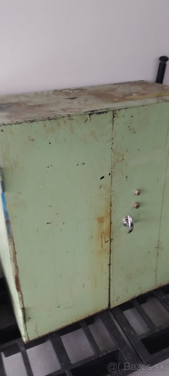 Predám ponk, kovovú skriňu, motor s prevodovkou na mlynček - 5