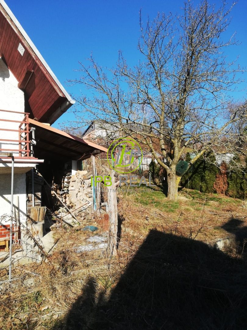 Pozemok s murovanou chatou v Rači - 5