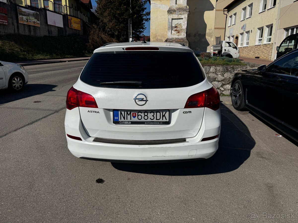 predám Opel Astra J Sport Tourer - 5