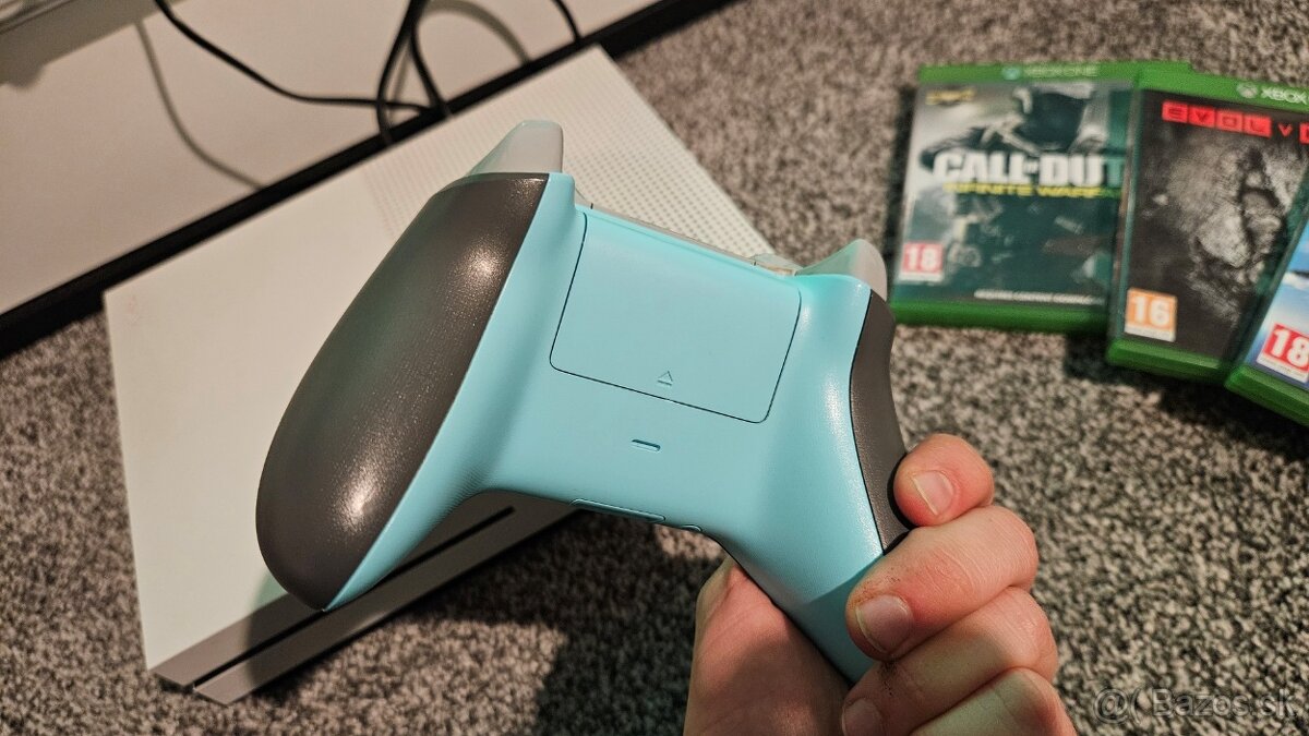 Xbox One S 500GB + joypad a hry - 5