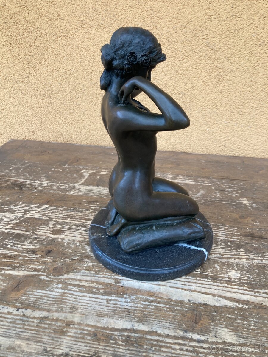 Bronzová soška - Dívka s náhrdelníkem - 5